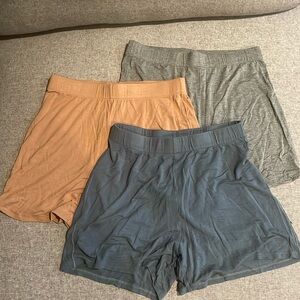 Skims shorts bundle size small